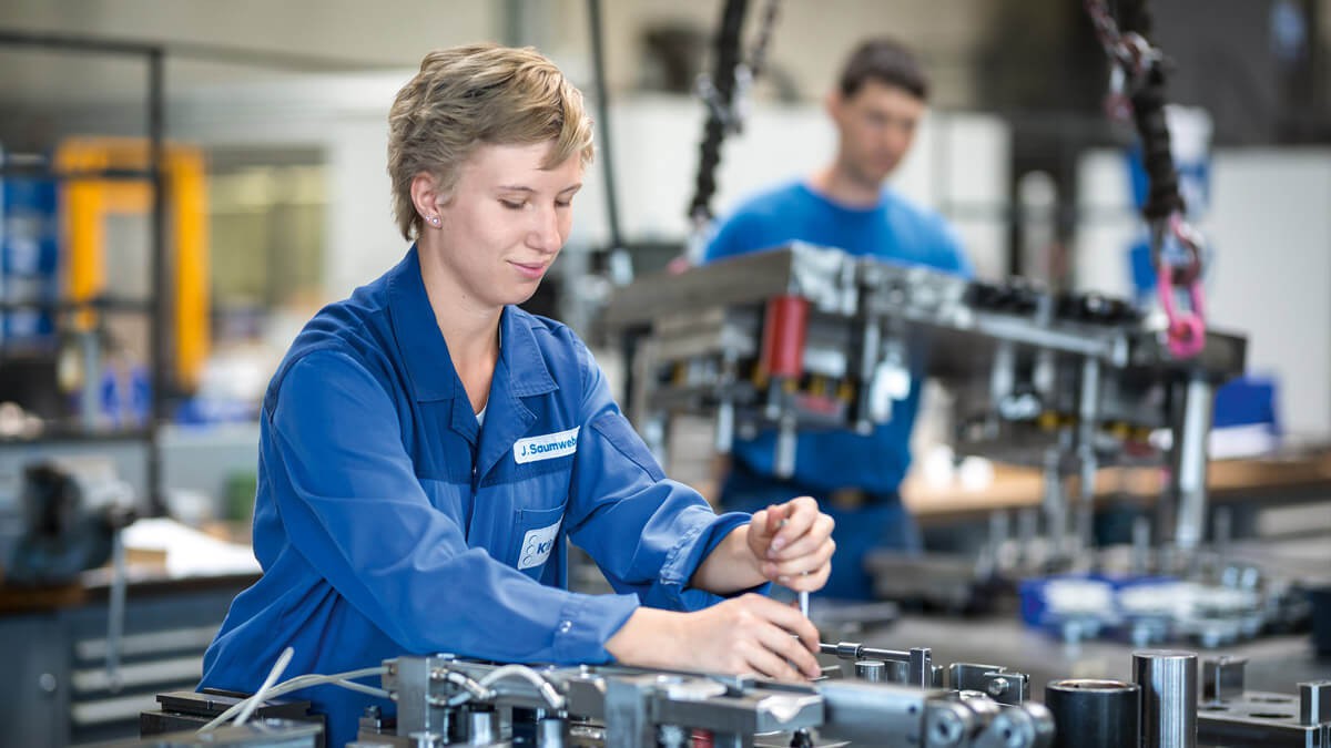 werkzeugbau montage mitarbeiterin