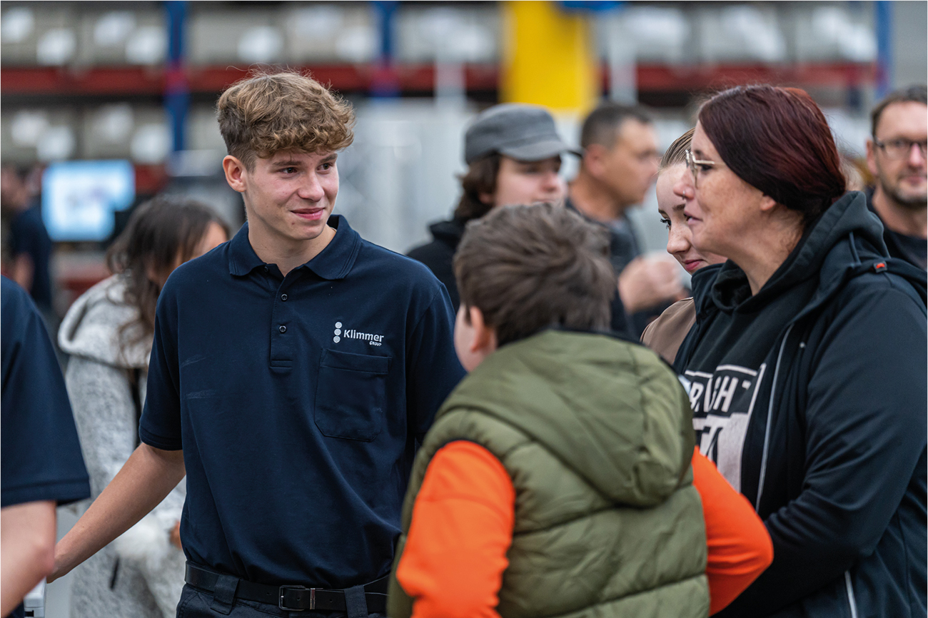 Besucher beim Infotag Ausbildung & Studium 2024