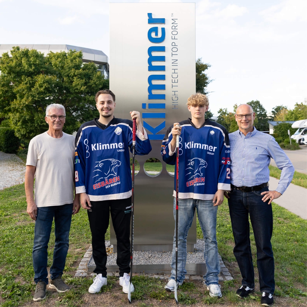 Spieler des ESV in den neuen Heimtrikots mit dem Hauptsponsor Klimmer Group vor dem Firmengebäude der Ernst Klimmer GmbH